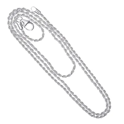 Eine glänzende, silberfarbene Kette mit einem verdrehten oder seilartigen Gliedermuster, die locker auf einem weißen Hintergrund liegt und ihre volle Länge sowie den Karabinerverschluss und einen Verlängerungsring zeigt.